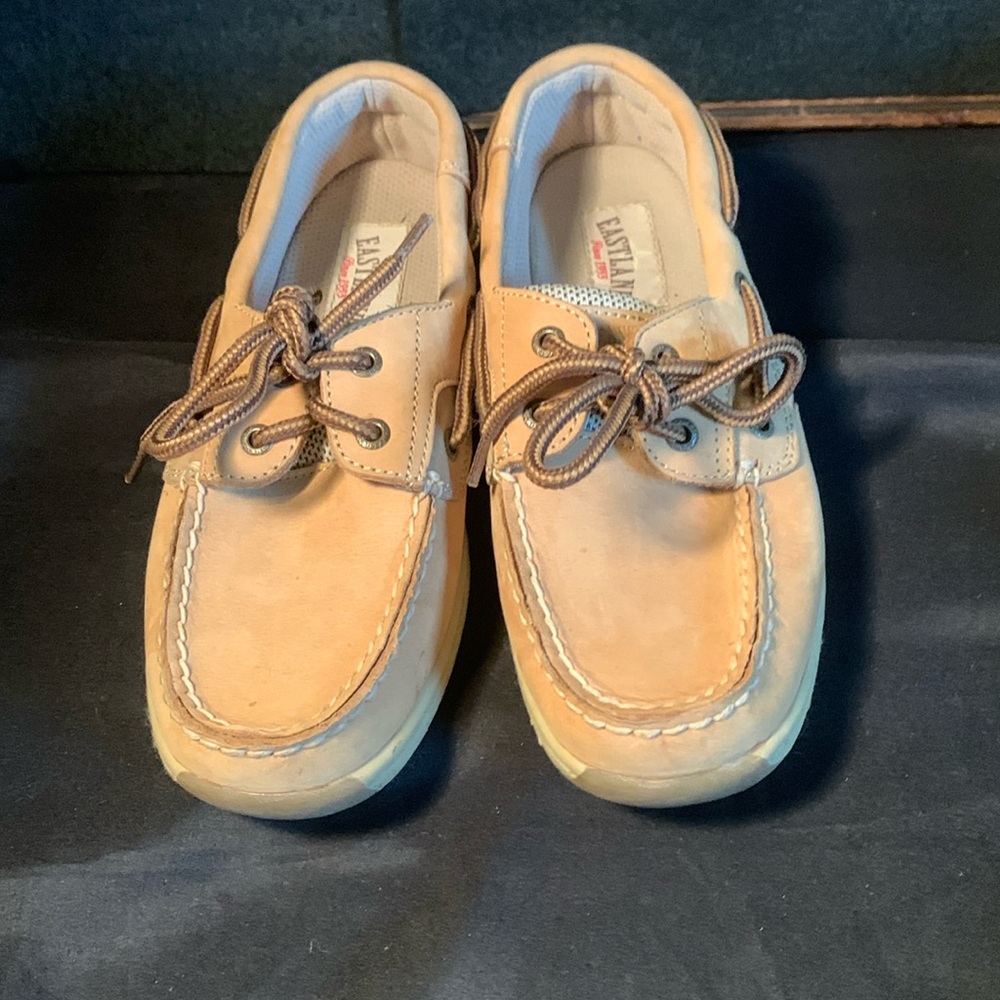 Eastland-51/2-tan-Solstice boat shoes Padded sole and tongue like new condition.